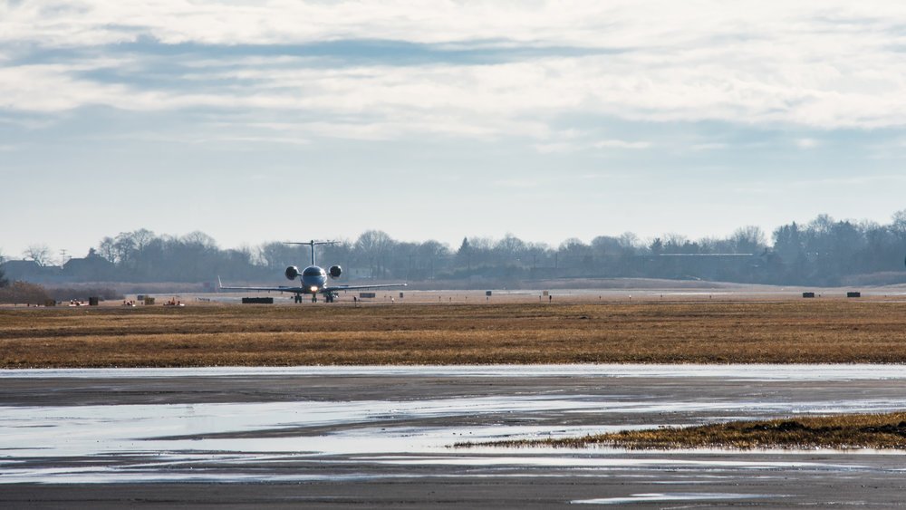 CL60 taxiing in